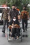 Pakai Tongkat dan Kursi...