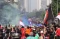 Suporter Menyambut Arak-arakan...