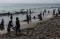 Pantai Anyer Dipadati...