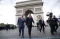 Tiba di Paris, Raja...