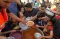 Warga Gaza Berdesakan...