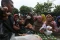 Warga Tangerang Antre...