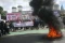 Aksi Massa Bakar Ban...