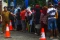 Warga Rela Berpanasan...