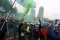 Aksi Menyalakan Flare...