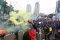 Aksi Menyalakan Flare...