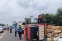 floating-Truk Terguling di Tol...