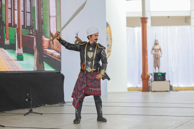 FOTO: Aksi Cosplay Peringati Hari Pahlawan di Museum ...