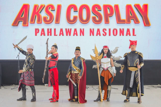 FOTO: Aksi Cosplay Peringati Hari Pahlawan di Museum ...