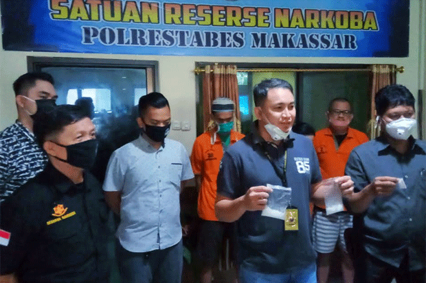 Polisi di Makassar Tangkap...