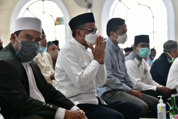 Salat Jumat di Pulau...