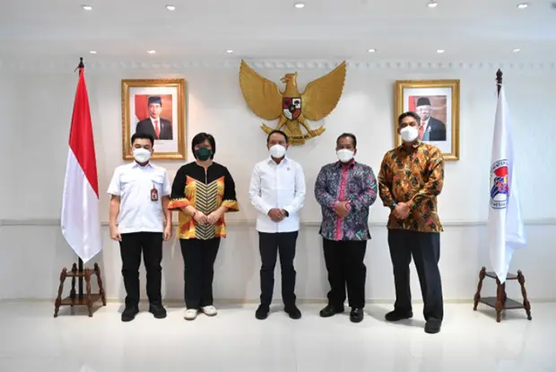 Temui Menpora Amali,...