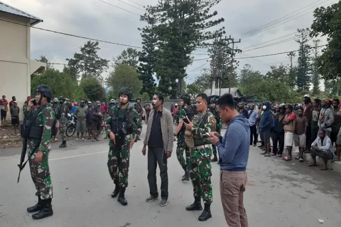 Pasukan TNI-Polri Pukul...