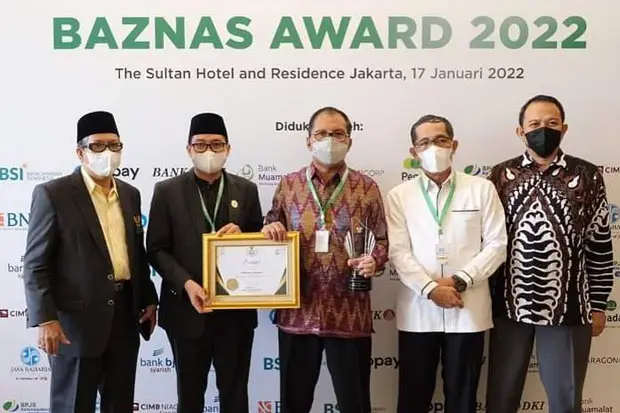 Wali Kota Makassar Raih...