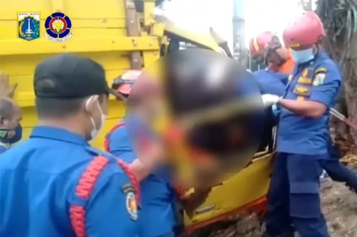 Truk Pengangkut Es Batu...