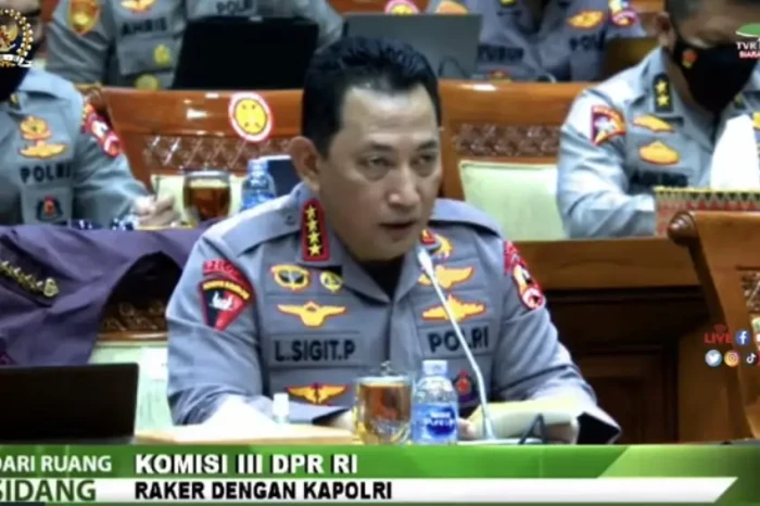 Kapolri Rekrut 83 Santri...