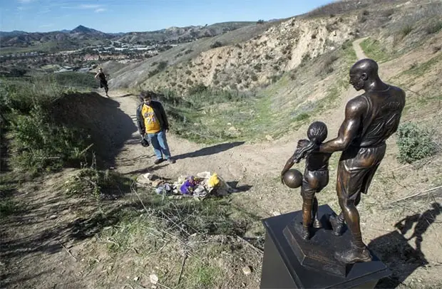 Patung Kobe Bryant dan...