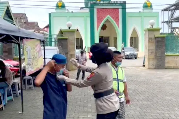 Polwan Bagi Masker dan...