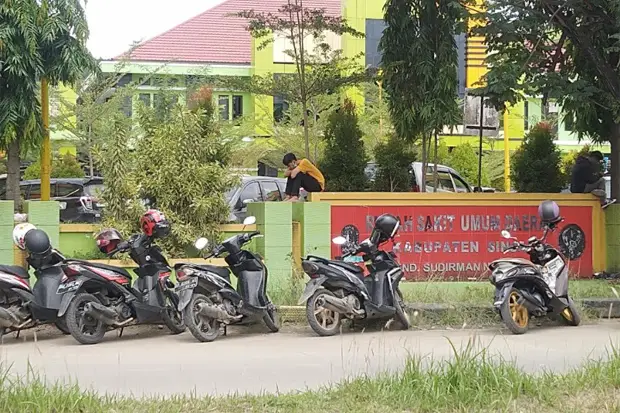 Parkir Liar di Depan...