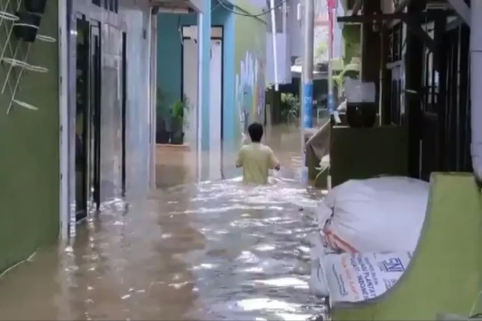Kali Ciliwung Meluap,...