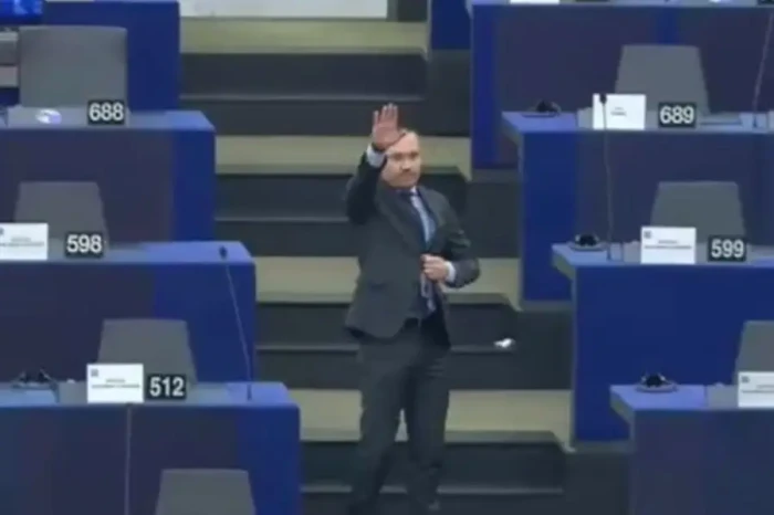 Hormat Ala Nazi Guncang...