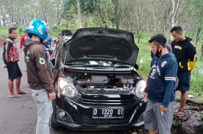 Mobil Misterius Berplat...