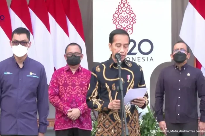 Jokowi Resmikan SPKLU...