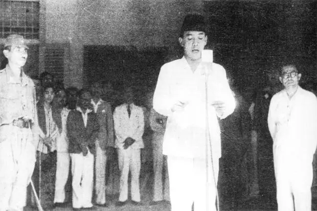 Soekarno-Hatta Menyantap...
