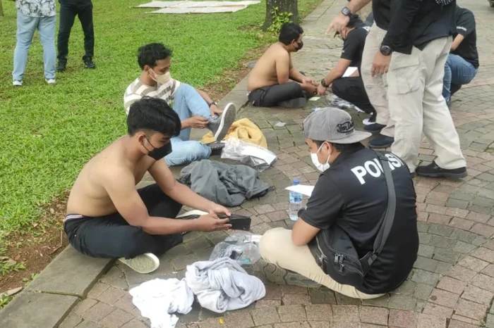 Polisi Amankan 9 Penyusup...