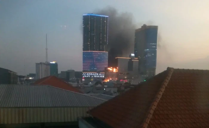 Kobaran Api di Tunjungan...