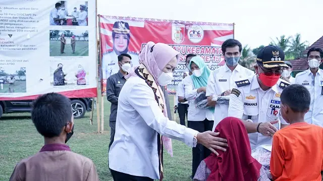 Bupati Winarti Serahkan...