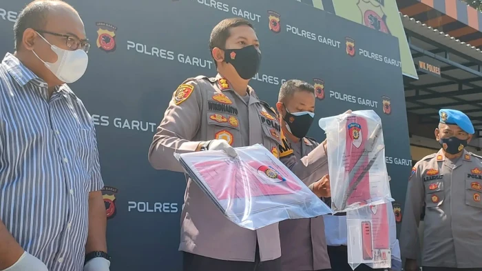 Rebut Senjata Polisi,...