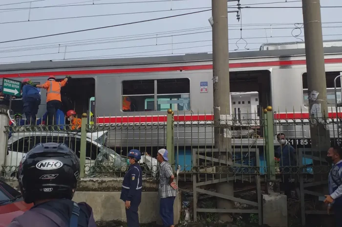 PT KAI Akan Tuntut Sopir...