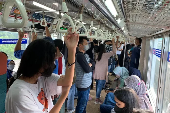 KRL Commuter Line Berhenti...