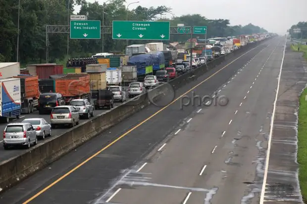 Jalur Tol Jakarta Cikampek...