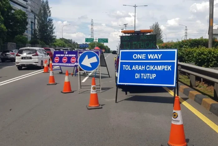 Dampak One Way Tol Jakarta-Cikampek,...