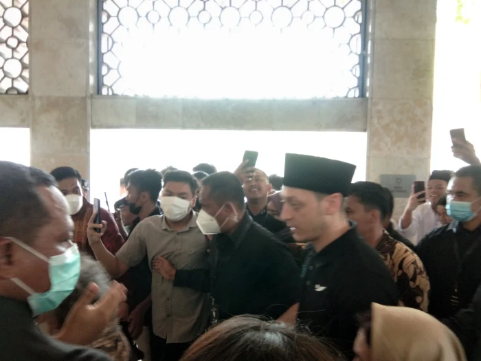 Mesut Ozil Senang Salat...