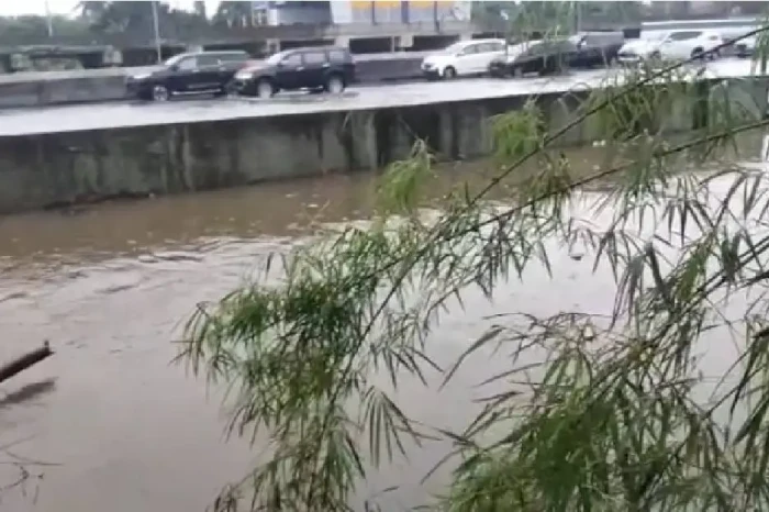 Banjir Surut, Arus Lalu...