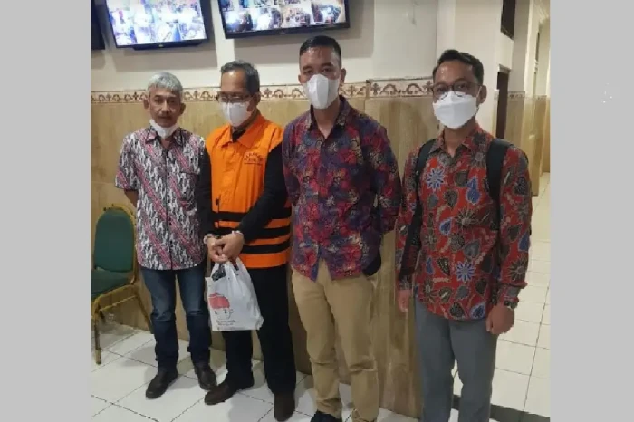 Diantar Jaksa KPK, Hakim...