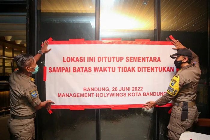 2 Gerai Holywings di...