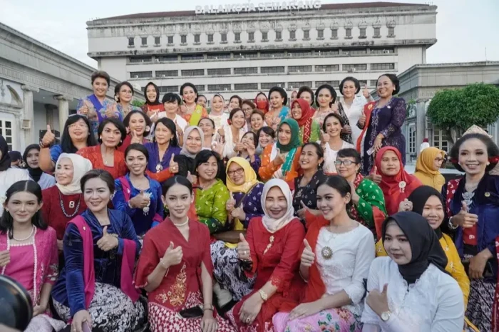 Lestarikan Budaya Berkebaya,...