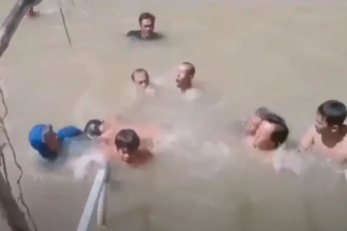 Berenang di Sungai Cimanis,...