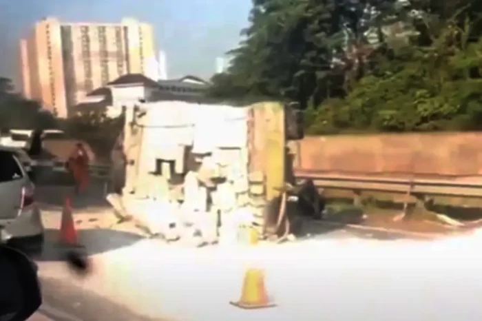Diduga Mengantuk, Truk...