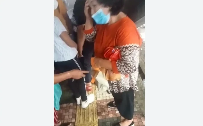 Viral, 5 Emak-emak Jadi...