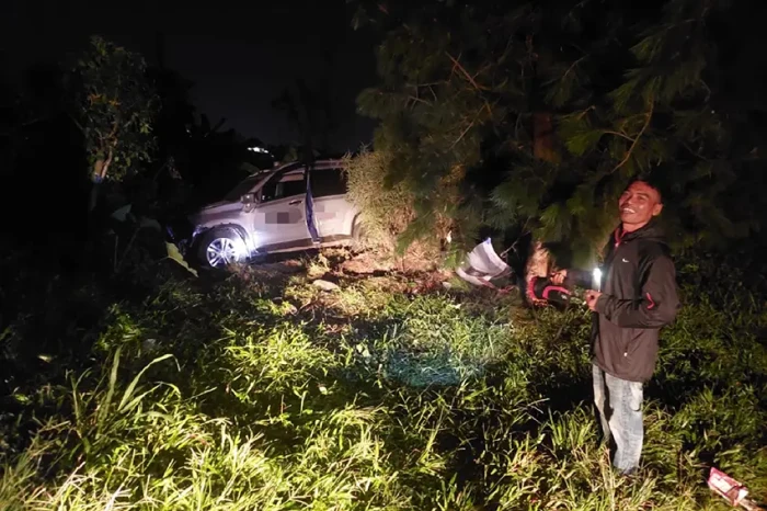 Brak! Mobil Tabrak Pohon...