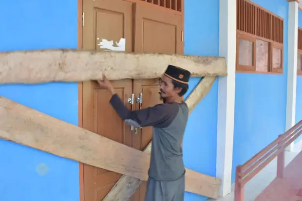 Sekolah Disegel Warga,...