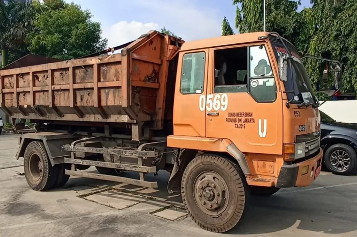 Truk Sampah Tabrak Pemotor...