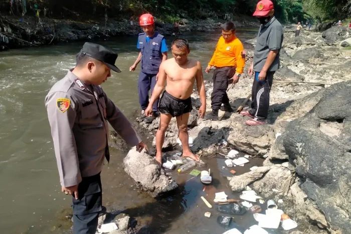 Hendak Buang Air, Tukang...