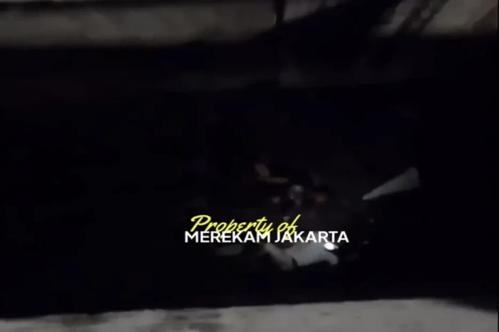 Tabrak Pembatas Jalan,...