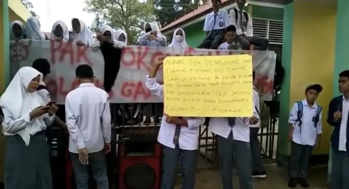 Tolak Kepala Sekolah,...